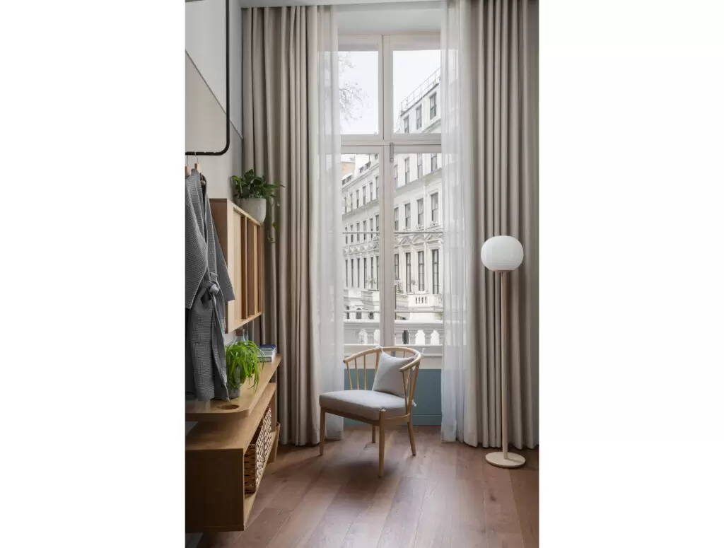 inhabit hotel bedroom with view of city